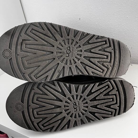 UGG Bailey Button Triplet II grey suede shearling boot size 9 - Picture 13 of 16